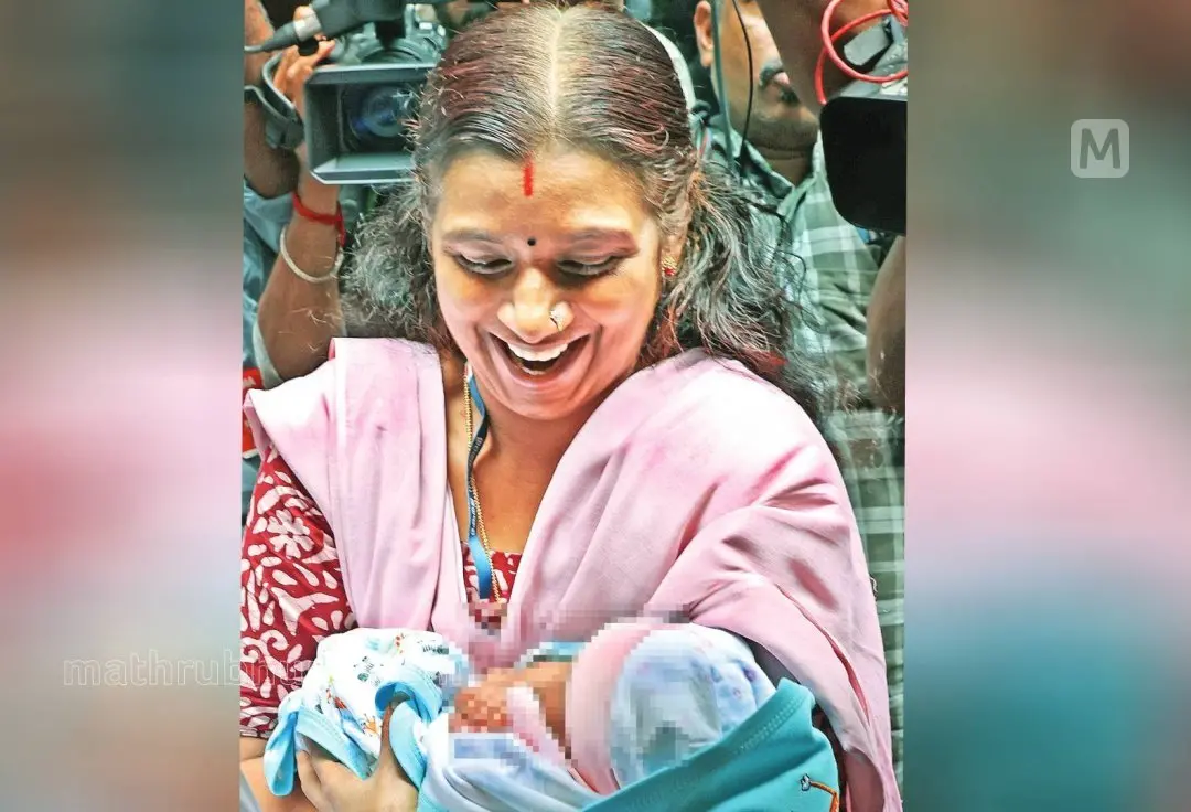 എറണാകുളം ജില്ലാ ശിശുസംരക്ഷണ ഓഫീസറുടെ കയ്യില് നിധി | File Photo: Mathrubhumi library