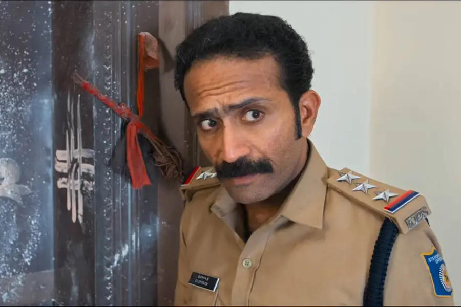 'ഇതൊന്ന് തുറന്നു നോക്കണമല്ലോ രവീന്ദ്രൻ സാറേ'; ഹൊറർ-ഇൻവെസ്റ്റിഗേഷനുമായി ഷൈൻ; 'ദി പ്രൊട്ടക്ടർ' ടീസർ