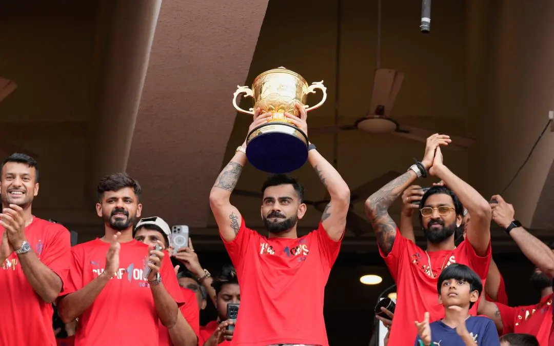 വിരാട് കോലി ഐപിഎൽ ട്രോഫിയുമായി | AP