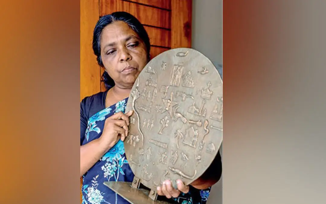 പി.സി. ഗോപാലകൃഷ്ണൻ നിർമിച്ച ശില്പവുമായി ഭാര്യ ശ്രീദേവി
