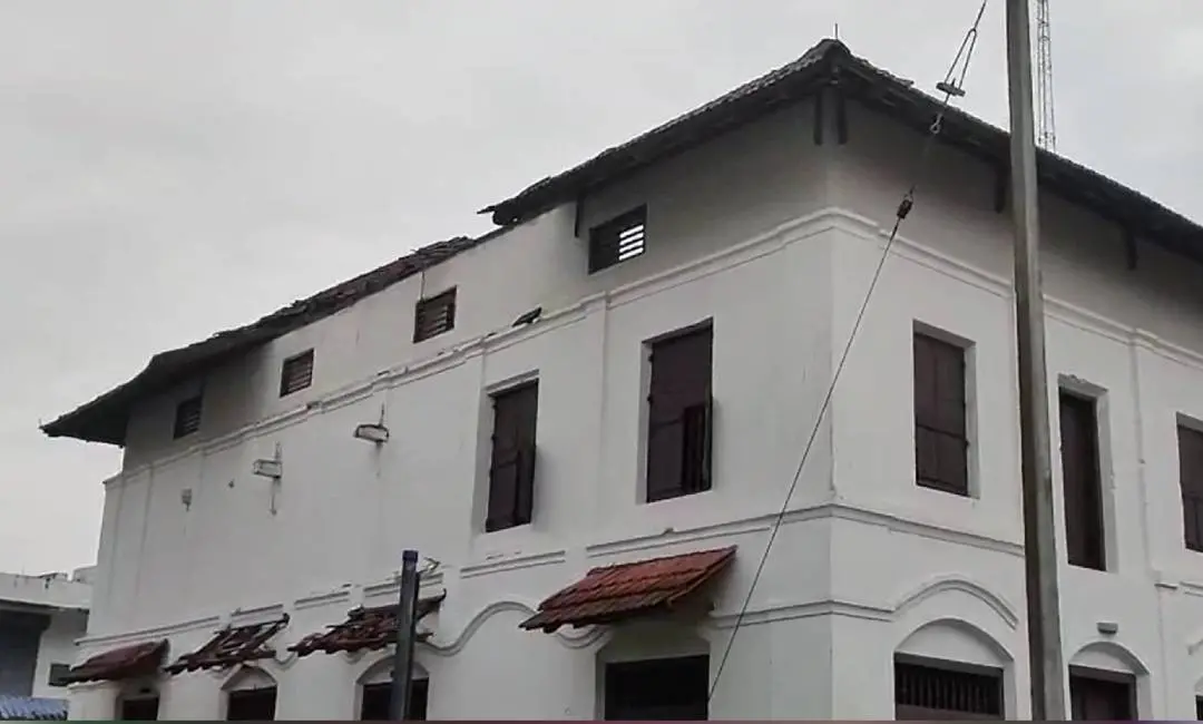 മാളയിലെ യഹൂദ സിനഗോഗിന്റെ മേല്ക്കൂര തകര്ന്ന നിലയില്
