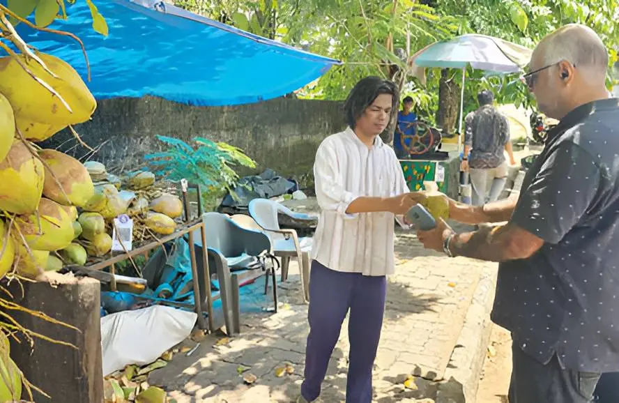 ആഷിക്ക് അടൂർ ബൈപ്പാസിലുള്ള വഴിയോരക്കടയിൽ കച്ചവടം നടത്തുന്നു