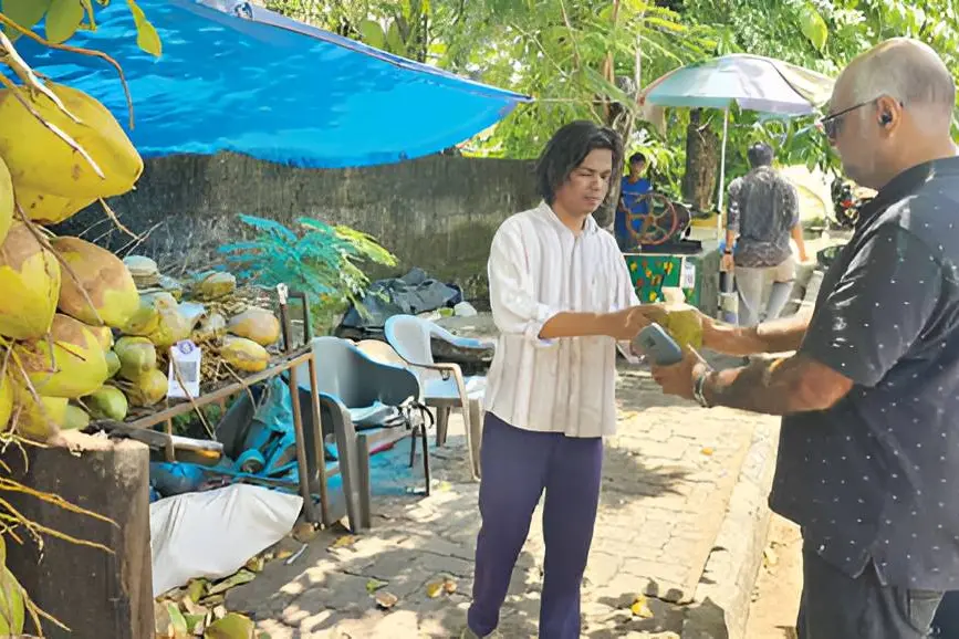 വഴിയോരക്കച്ചവടക്കാരൻ, പഠിത്തം കടയിൽ; ഒന്നിടവിട്ട ദിവസം സ്കൂളിൽപോയ ആഷിക്കിനിത് കഠിനാധ്വാനത്തിന്റെ ജയം