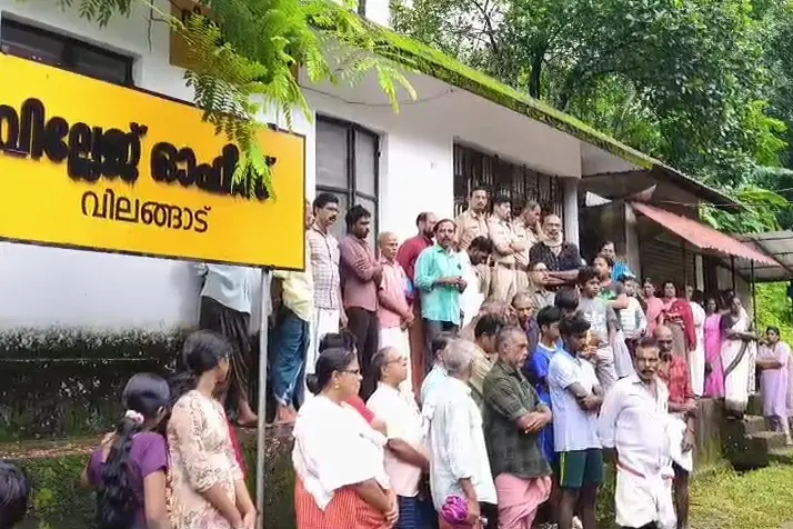 വിലങ്ങാട് വില്ലേജ് ഓഫീസിനുമുന്നിൽ പ്രതിഷേധവുമായി ഉരുൾപൊട്ടൽ ദുരിതബാധിതർ