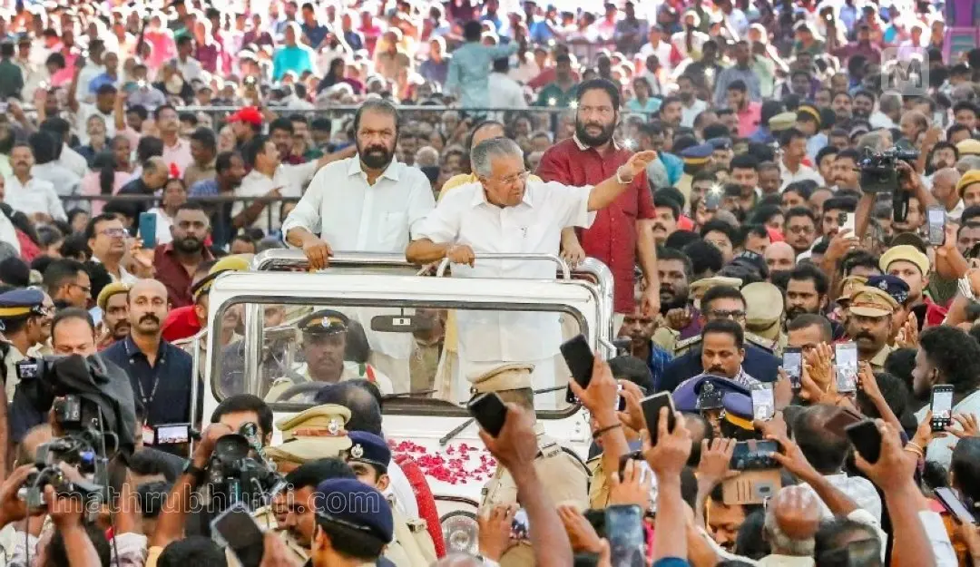 സംസ്ഥാന സർക്കാരിൻ്റെ നാലാം വാർഷികാഘോഷത്തിൻ്റെ സമാപന സമ്മേളനത്തിൽ തിരുവനന്തപുരം പുത്തരിക്കണ്ടം മൈതാനത്തെ വേദിയിലേക്ക് തുറന്ന ജീപ്പിൽ മുഖ്യമന്ത്രി പിണറായി വിജയൻ എത്തുന്നു. മന്ത്രിമാരായ വി. ശിവൻകുട്ടി, ജി.ആർ. അനിൽ, വി. ജോയി എഎൽഎ എന്നിവർ സമീപം | ചിത്രം: ബിജു വർഗീസ്, മാതൃഭൂമി