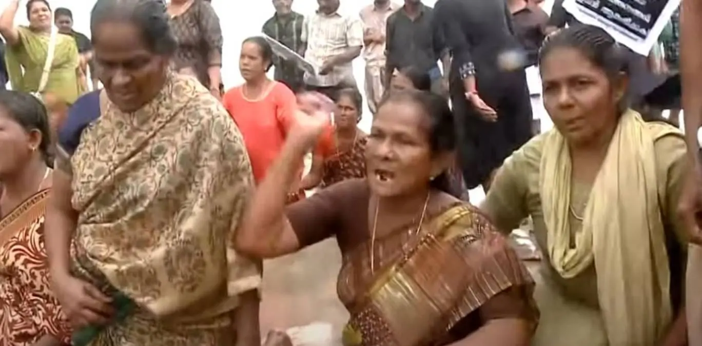 കടലാക്രമണത്തെ തുടര്ന്ന് കൊച്ചി ചെല്ലാനത്ത് പ്രതിഷേധിക്കുന്നവര്