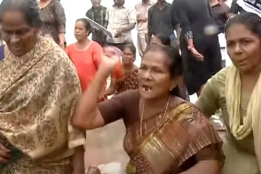 കടലാക്രമണം രൂക്ഷം; ചെല്ലാനത്ത് കടലിൽ ഇറങ്ങി പ്രതിഷേധിച്ച് പ്രദേശവാസികൾ
