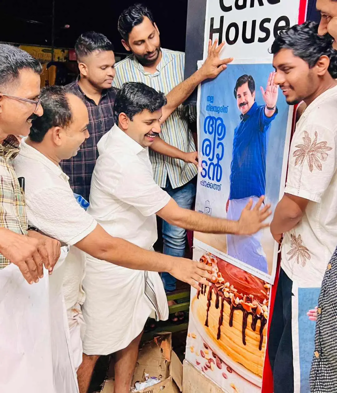 നിലമ്പൂരില് ആര്യാടന് ഷൗക്കത്തിന്റെ പോസ്റ്റര് പതിക്കുന്ന വി.എസ്.ജോയിയും കോണ്ഗ്രസ് പ്രവര്ത്തകരും