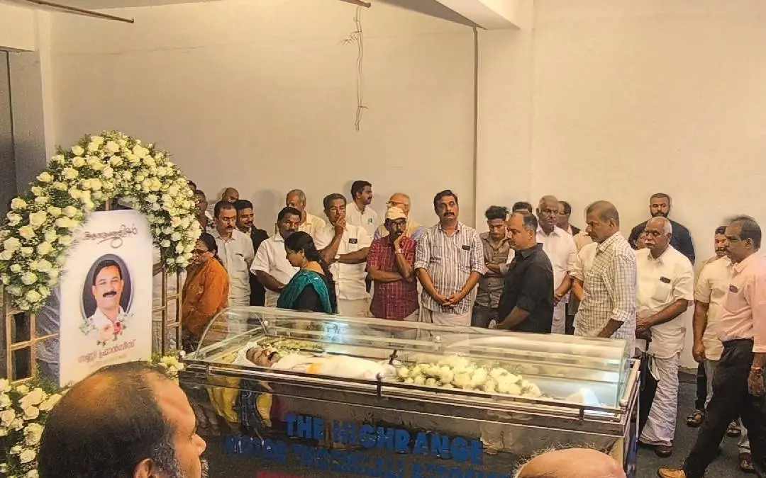 സണ്ണി ഫ്രാൻസിസിന്റെ മൃതദേഹം, അദ്ദേഹത്തിന്റെ സ്ഥാപനമായ പവിത്ര ഗോൾഡിൽ പൊതുദർശനത്തിനെത്തിച്ചപ്പോൾ