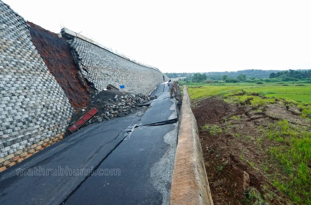 മലപ്പുറം കൂരിയാട് നിർമാണം നടക്കുന്ന ദേശീയപാത തകർന്ന സ്ഥലത്ത് വയലിൽ മണ്ണ് ഇളകി പൊന്തിവന്ന നിലയിൽ. ദേശീയപാതയ്ക്കായി നിറച്ച മണ്ണിന്റെ ഭാരം താങ്ങാനാവാതെ അടിയിലെ മണ്ണ് നീങ്ങിമാറിയാതാവാമെന്നാണ് പറയുന്നത് | ഫോട്ടോ: അജിത് ശങ്കരൻ / മാതൃഭൂമി