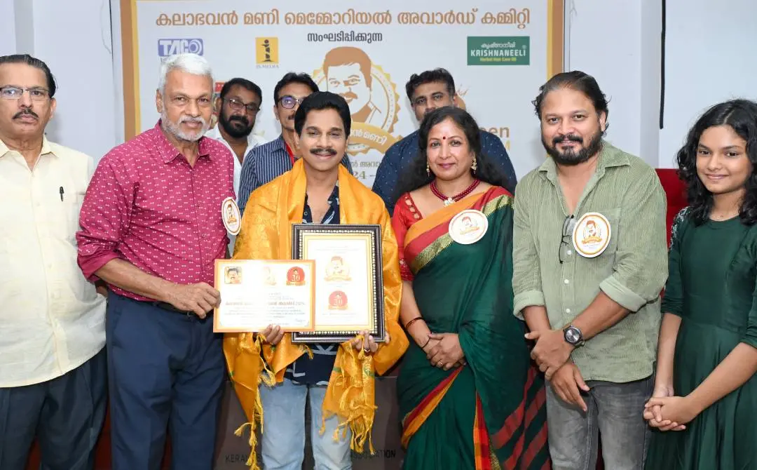 വിനോദ് കോവൂരിന് കലാഭവൻ മണി മെമ്മോറിയൽ അവാർഡ് കമ്മിറ്റിയുടെ ആദരിച്ചപ്പോൾ | ഫോട്ടോ: അറേഞ്ച്ഡ്
