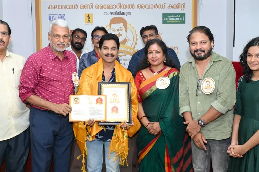 കലാരംഗത്തെ 30 വർഷം; വിനോദ് കോവൂരിന് കലാഭവൻ മണി മെമ്മോറിയൽ അവാർഡ് കമ്മിറ്റിയുടെ ആദരം