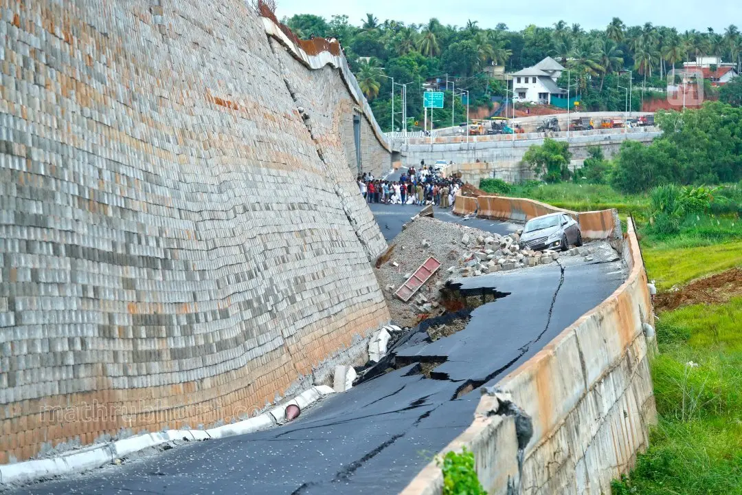 ദുരന്തവഴിയിൽ... മലപ്പുറം കൂരിയാട് പണികൾ പുരോഗമിക്കുന്ന ആറുവരി ദേശീയപാതയും സർവീസ് റോഡും ഇടിഞ്ഞുണ്ടായ അപകടം | ഫോട്ടോ: അജിത് ശങ്കരൻ /മാതൃഭൂമി