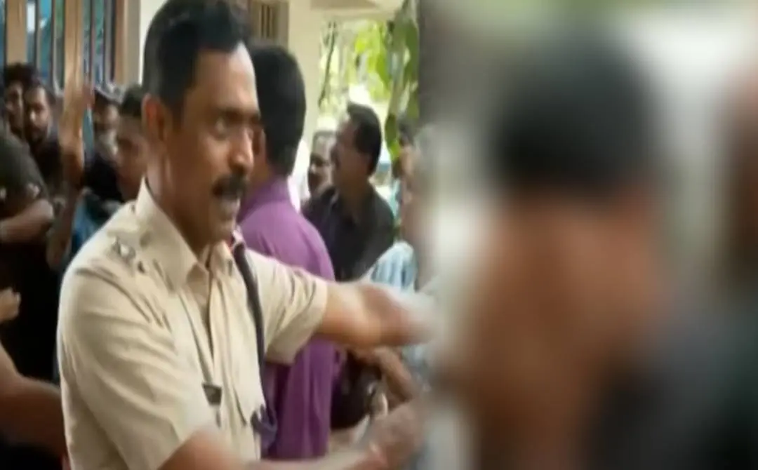 പ്രതിക്ക് നേരേ പാഞ്ഞടുത്ത നാട്ടുകാരെ പോലീസ് ശാന്തരാക്കുന്നു(ഇടത്ത്) പ്രതിയെ ജീപ്പില്‍നിന്ന് പുറത്തിറക്കിയപ്പോള്‍(വലത്ത്) | Screengrab: Mathrubhumi News