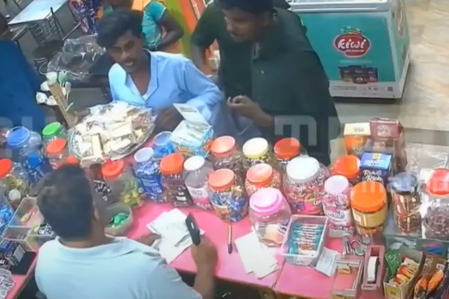 ലഡുവിനൊപ്പം ടൊമാറ്റോ സോസ് കിട്ടിയില്ലെന്നാരോപിച്ച് മലയാളി ഹോട്ടല് ജീവനക്കാര്ക്ക് മര്ദനം