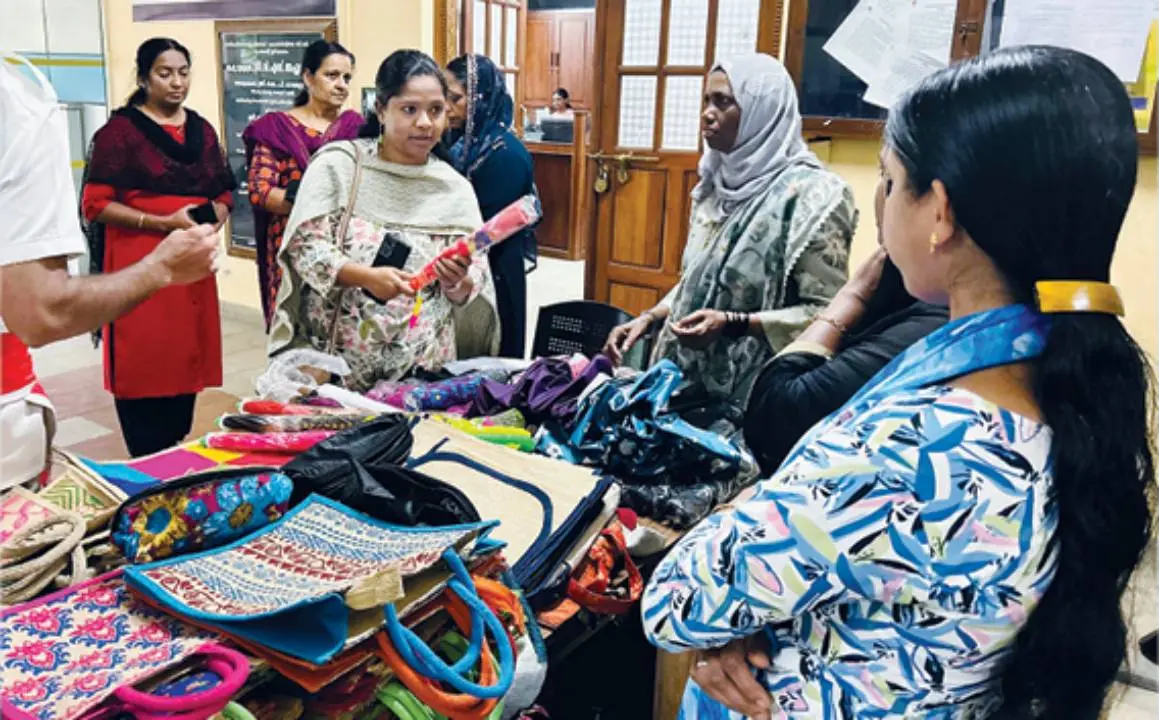 കളക്ടറേറ്റിലെ ബെയ്ലി ഉത്പന്ന വിപണിയില് കളക്ടര് ഡി.ആര് മേഘശ്രീ സന്ദര്ശിക്കുന്നു | Photo: Mathrubhumi