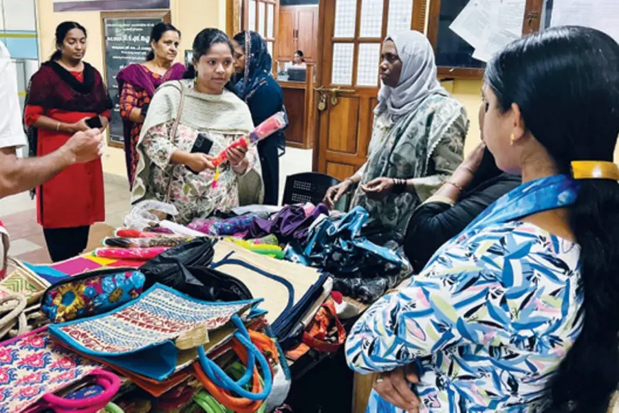 അതിജീവനത്തിന്റെ കുടക്കീഴില്, ബെയ്ലിക്കുടകളും ബാഗുകളും വിപണിയിലെത്തിച്ച് ദുരന്തഭൂമിയിലെ കൂട്ടായ്മ