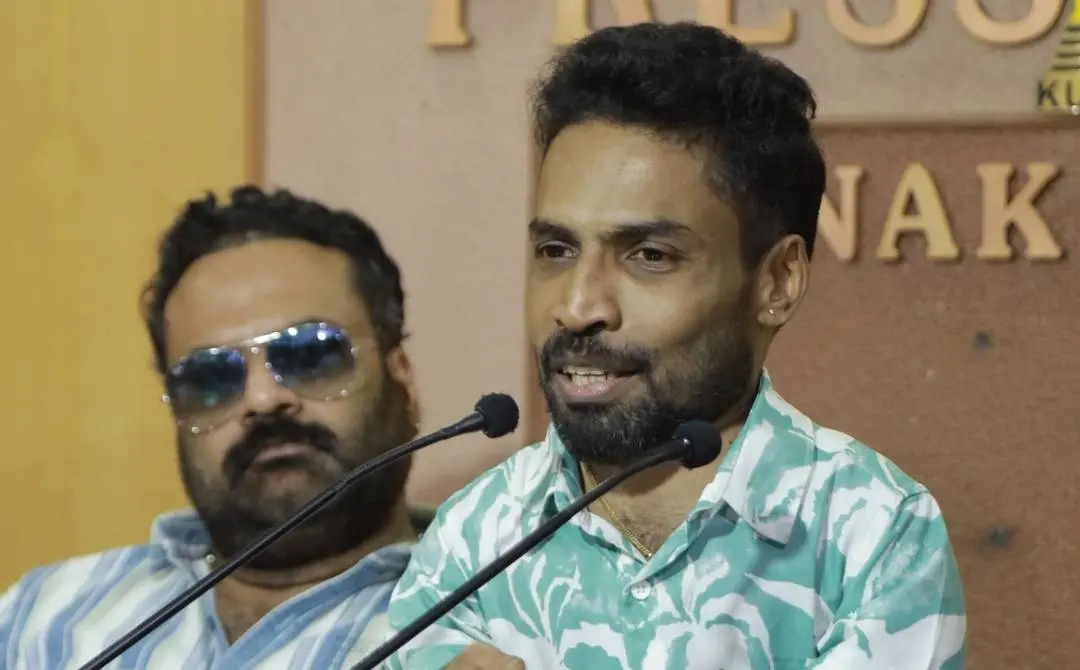 ​ഗിന്നസ് പക്രു കൊച്ചിയിൽ വാർത്താ സമ്മേളനത്തിൽ സംസാരിക്കുന്നു. നടൻ ടിനി ടോം സമീപം | ഫോട്ടോ: Facebook