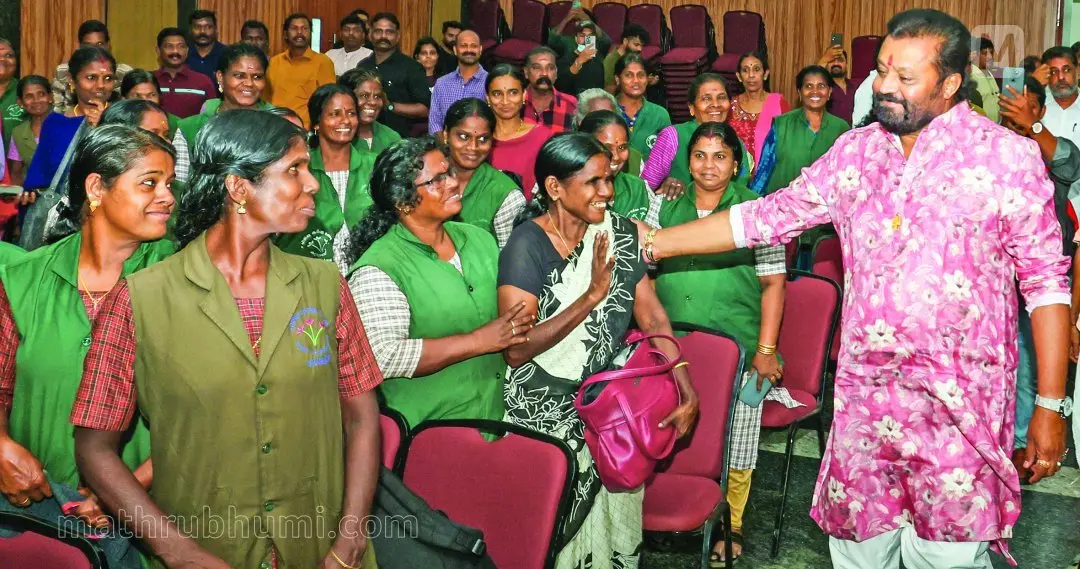 കേന്ദ്രമന്ത്രി സുരേഷ്ഗോപി ശുചീകരണത്തൊഴിലാളികളില് ഒരാളുടെ തോളില്തട്ടി അഭിനന്ദിക്കുന്നു