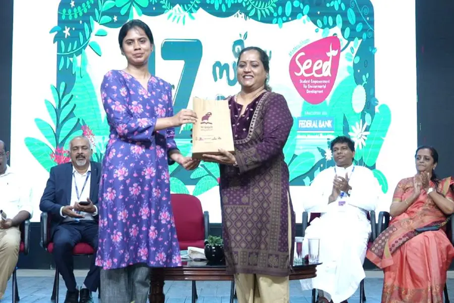 ഒറ്റമരത്തില്‍ കയ്യൊപ്പാല്‍ ഇലകള്‍ നിറച്ചു, പ്രകൃതിയെ സംരക്ഷിക്കാന്‍ അവര്‍ ഒന്നിച്ച് പ്രതിഞ്ജയെടുത്തു
