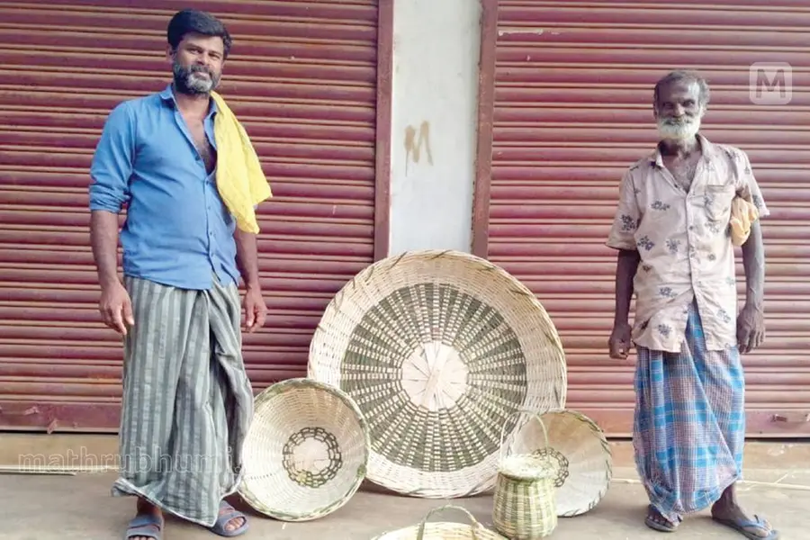 നാടുചുറ്റി ഈറ്റവെട്ടി കുട്ടയും വട്ടിയുമുണ്ടാക്കി ഉപജീവനം; ടൊവിനോ ചിത്രത്തിൽ ഈ അച്ഛനും മകനും