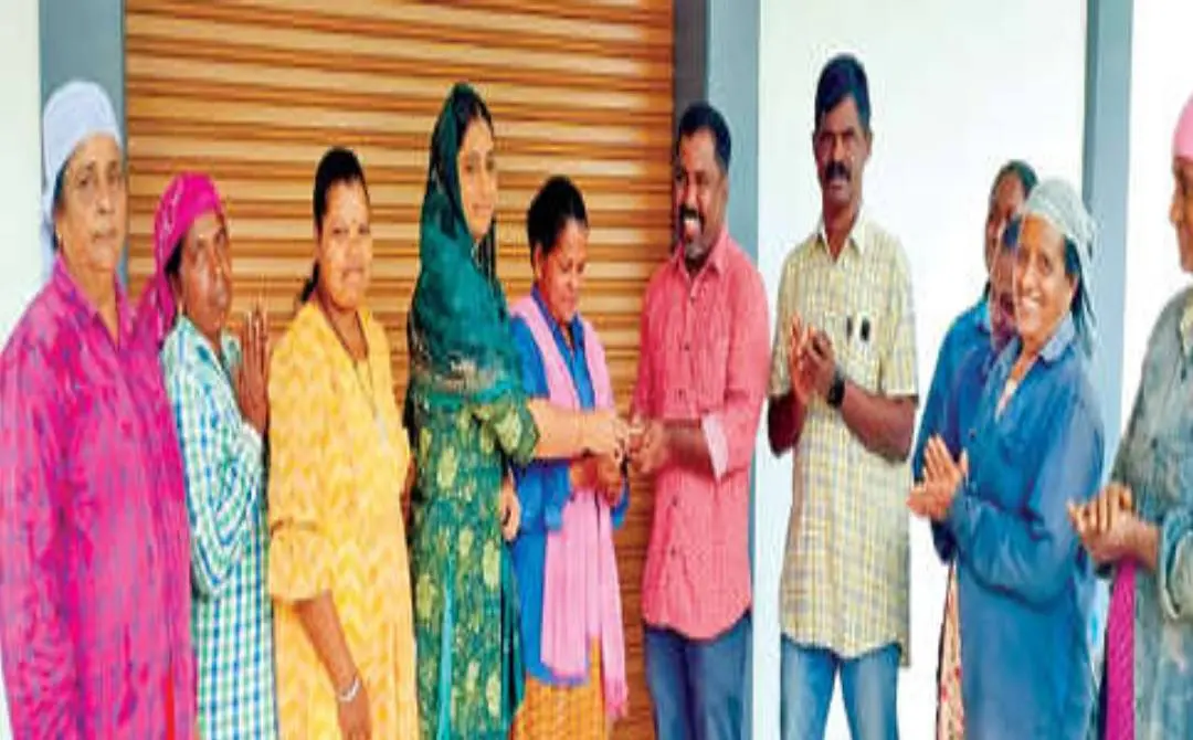 തൊഴിലുറപ്പ് തൊഴിലാളികൾക്ക് കളഞ്ഞുകിട്ടിയ വിവാഹമോതിരം വാർഡംഗം ജിസ്റാ മുനീർ ഉടമ ആന്റണിക്ക് കൈമാറുന്നു