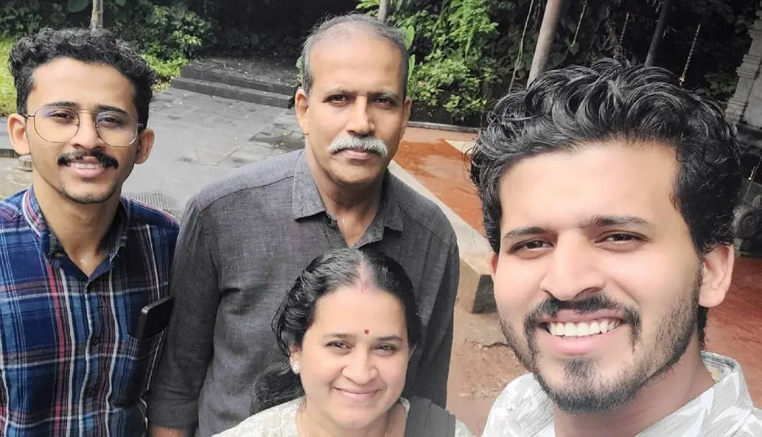 തൃക്കരിപ്പൂരിലെ എൻ.മനോജും കുടുംബവും