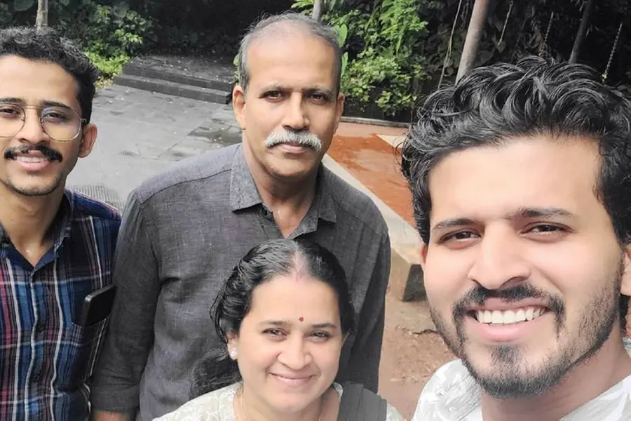 ചായക്കടയിലെ 'രക്ത'കുടുംബം; 18-ാം വയസ്സിൽ തുടങ്ങിയ രക്തദാനം, അപൂർവ ഗ്രൂപ്പിന്റെ ഉടമകൾ
