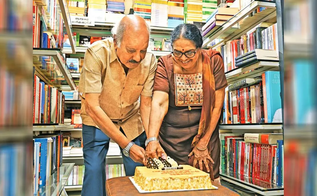 വ്യാഴാഴ്ച 83-ാം പിറന്നാൾ ആഘോഷിച്ച എഴുത്തുകാരൻ സേതു മാതൃഭൂമി ബുക്ക് സ്റ്റാളിൽ ഭാര്യ രാജലക്ഷ്മിയോടൊപ്പംപിറന്നാൾ കെയ്ക്ക് മുറിക്കുന്നു