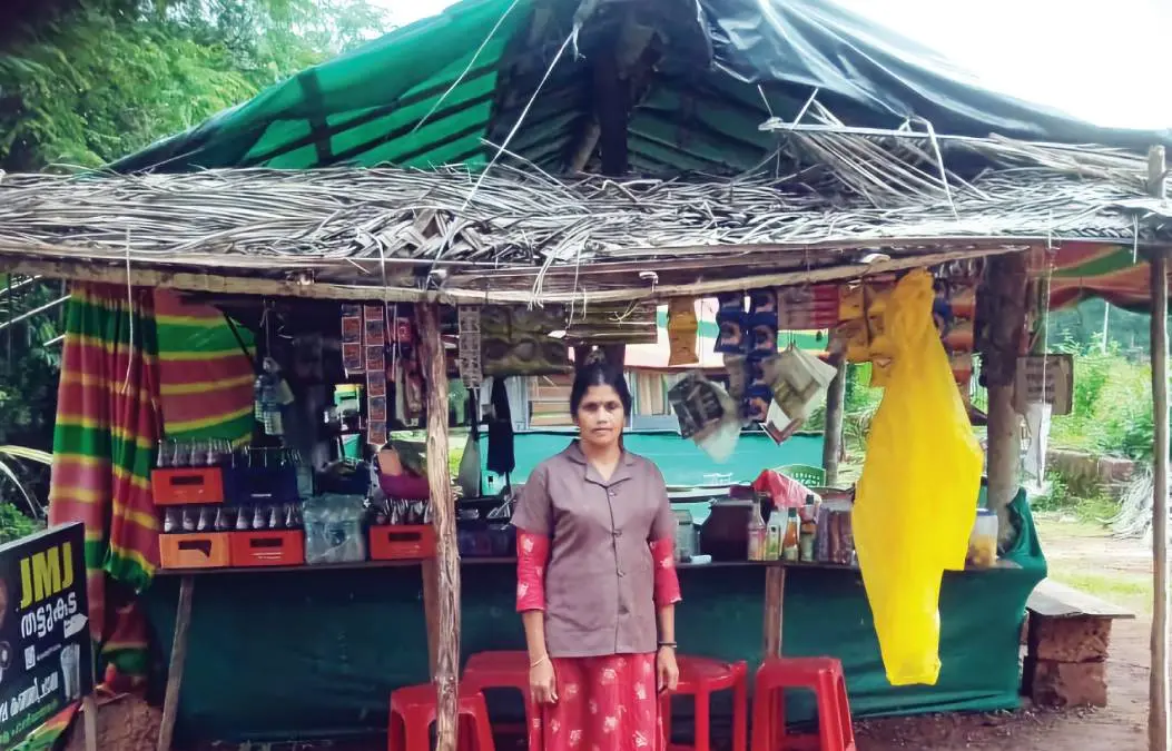 ബിരിക്കുളം പ്ലാത്തടംതട്ടിലെ പി.ലക്ഷ്മി തന്റെ പെട്ടിക്കടയുടെ മുന്നില്‍