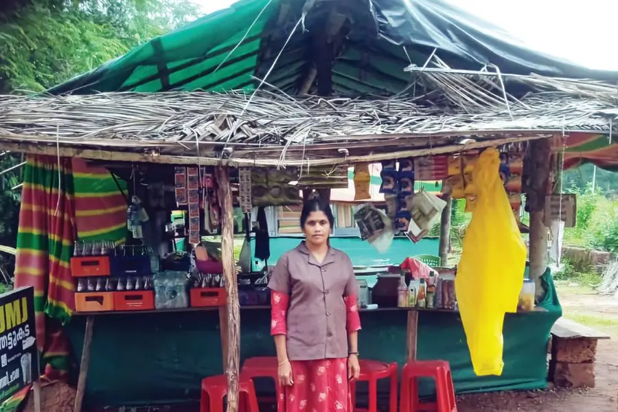 പെട്ടിക്കട റവന്യൂ ഭൂമിയിലെന്ന് അധികൃതർ; ഊമക്കത്തിന്റെ പേരിൽ ഉപജീവനംമുട്ടി വീട്ടമ്മ