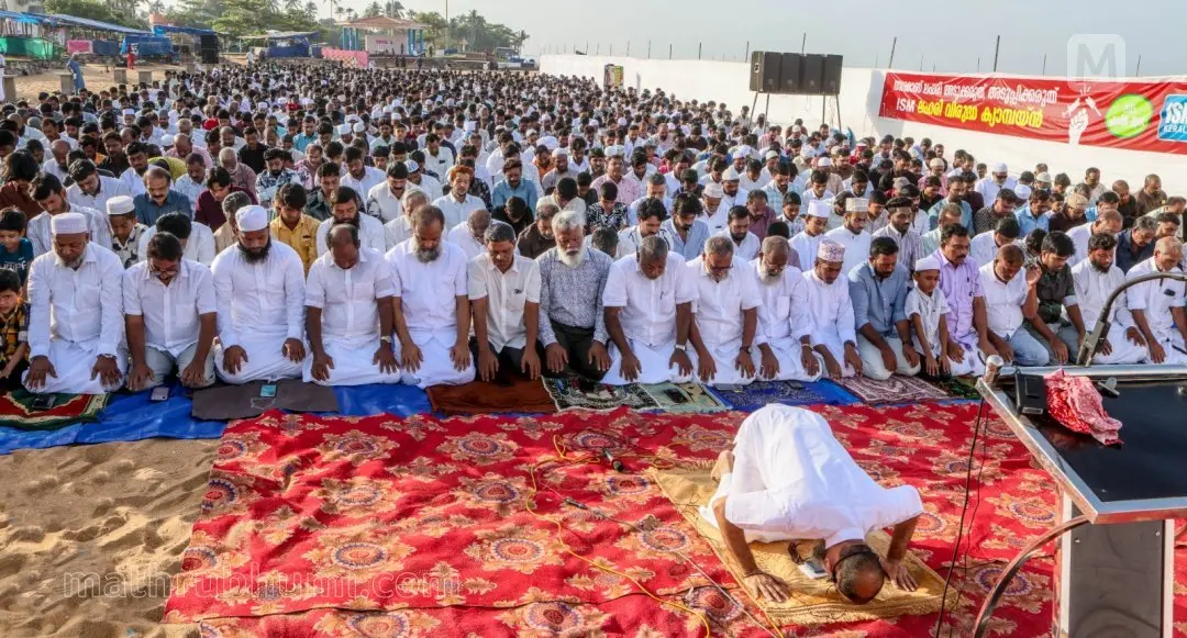 വലിയ പെരുന്നാളിന്റെ ഭാഗമായി കെഎൻഎം കൊല്ലം ജില്ല സലഫി ഈദ് ഗാഹ് കമ്മിറ്റി ബീച്ചിൽ നടത്തിയ നമസ്കാരം | ഫോട്ടോ: സി.ആർ. ഗിരീഷ് കുമാർ