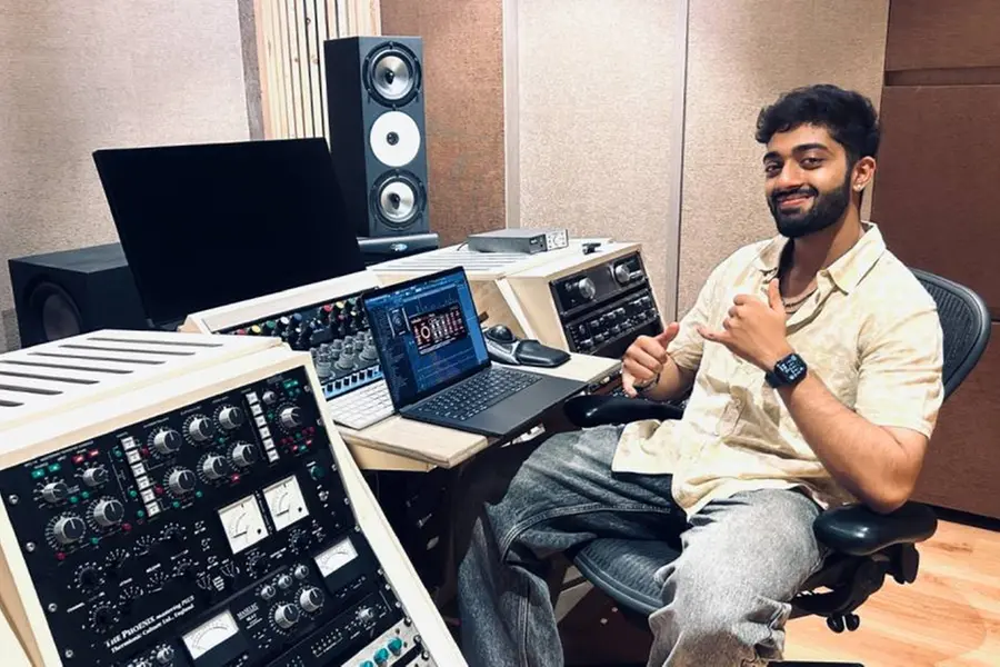 മനസ് തൊടുന്ന സംഗീതവുമായി 'പിന്വാതില്'; സിനിമാ സംഗീതസംവിധാനത്തില് 21-കാരന്റെ അരങ്ങേറ്റം
