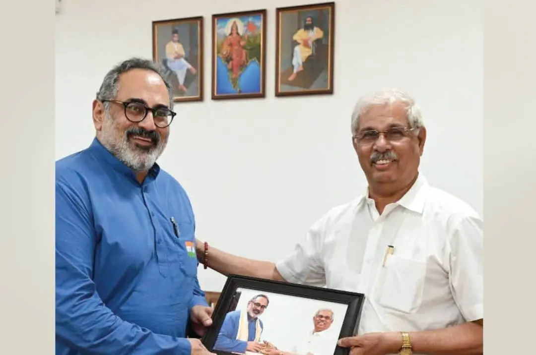 ഗവര്ണര് രാജേന്ദ്ര വിശ്വനാഥ് ആര്ലേക്കറിനെ ബിജെപി സംസ്ഥാന പ്രസിഡന്റ് രാജീവ് ചന്ദ്രശേഖര് സന്ദര്ശിച്ചതിന്റെ ഫയല് ഫോട്ടോ. പശ്ചാത്തലത്തില് ഹെഡ്ഗെവാറിന്റെയും ഗോള്വാള്ക്കറുടെയും ചിത്രങ്ങള്