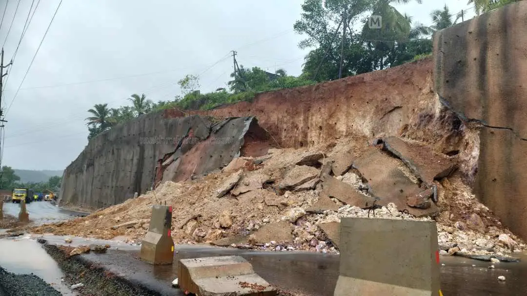 ദേശീയ പാതയില്‍ കാസര്‍കോട് ചെര്‍ക്കളക്കും ബേവിഞ്ചക്കും ഇടയില്‍ മണ്ണിടിഞ്ഞപ്പോള്‍ |ഫോട്ടോ:രാമനാഥ് പൈ