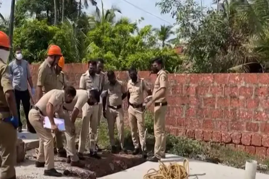 സര്വീസ് സ്റ്റേഷന് വളപ്പിലെ ആഴമേറിയ കുഴിയില് അജ്ഞാത മൃതദേഹം; സംഭവം കാസര്കോട് പെരിയയിൽ