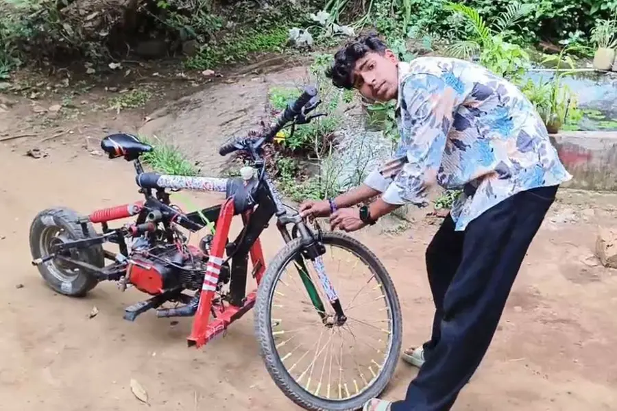 ബെെക്കിന്റെ എൻജിൻ, സെെക്കിളിന്റെ ചക്രം; ആക്രിസാധനങ്ങൾവെച്ച് ആദിത്യന്റെ സ്വന്തം 'മോട്ടോർ സെെക്കിൾ'