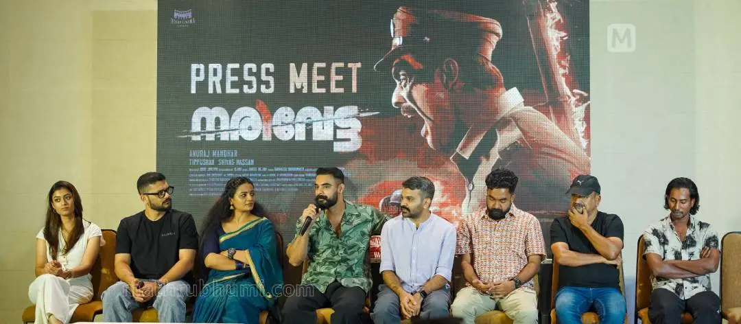 നരിവേട്ട സിനിമയുടെ റിലീസിന് മുന്നോടിയായി നടന്ന വാർത്താ സമ്മേളനത്തിൽ നടൻ ടൊവിനോ തോമസ് സംസാരിക്കുന്നു | ഫോട്ടോ: മാതൃഭൂമി