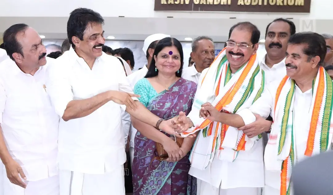 കെ പി സി സി പ്രസിഡന്റായി ചുമതലയേറ്റ സണ്ണി ജോസഫിനെയും യുഡിഎഫ് കൺവീനറായ അടൂർ പ്രകാശിനെയും ഇന്ദിരാഭവനിൽ നടന്ന ചടങ്ങിൽ എഐസിസി ജനറൽ സെക്രട്ടറി കെ.സി.വേണുഗോപാൽ അനുമോദിക്കുന്നു. പ്രതിപക്ഷ നേതാവ് വി.ഡി.സതീശൻ, എഐസിസി ജനറൽ സെക്രട്ടറി ദീപാദാസ് മുൻഷി തുടങ്ങിയവർ സമീപം | ഫോട്ടോ: ബിജു വർഗീസ് / മാതൃഭൂമി
