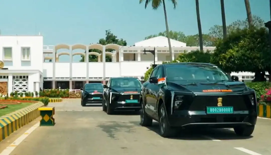 ഒഡിഷ രാജ്ഭവനിലെത്തിയ മഹീന്ദ്രയുടെ മൂന്ന് എക്സ്ഇവി 9ഇ ഇലക്ട്രിക് എസ്യുവി | Photo: X/Dr. Hari Babu Kambhampati