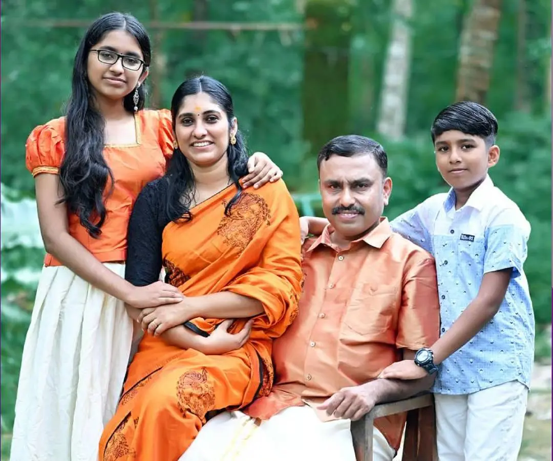 വേണുഗോപാല് മുല്ലച്ചേരി കുടുംബത്തോടൊപ്പം | Photo: Special Arrangement