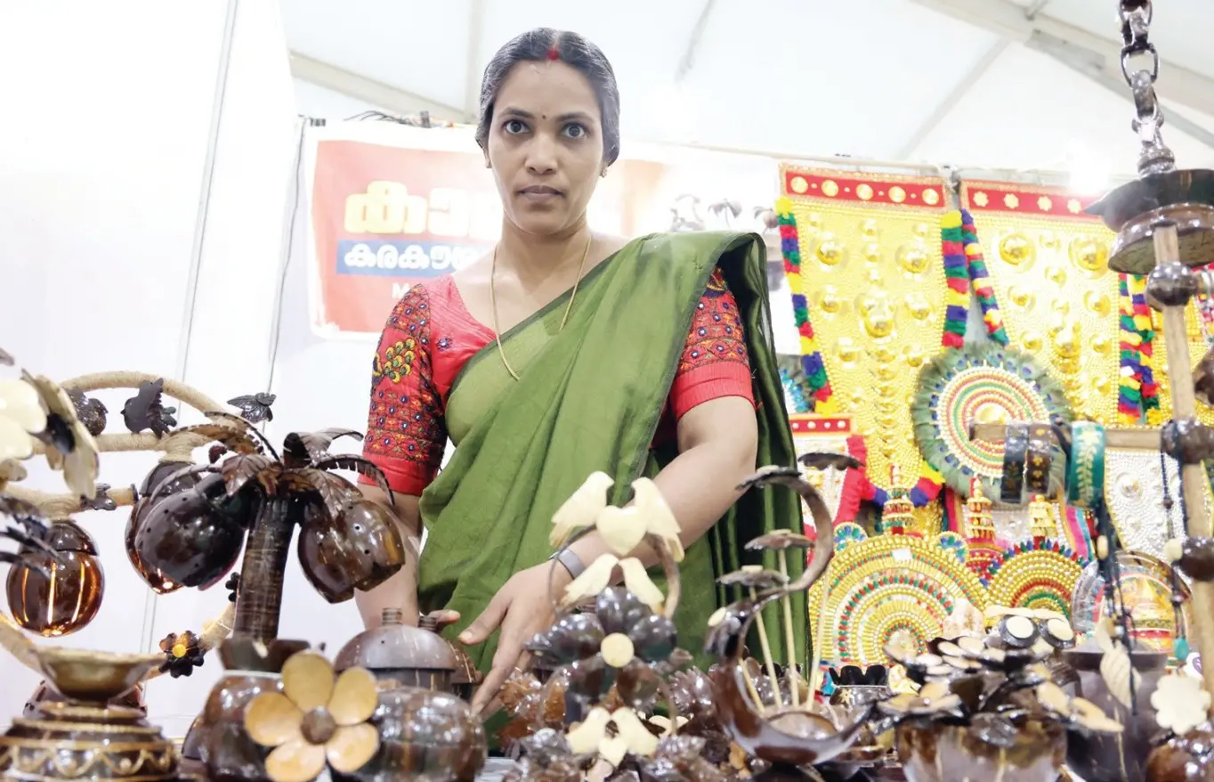 എന്റെ കേരളം പ്രദര്‍ശനനഗരിയില്‍ ചിരട്ടകൊണ്ടുള്ള കരകൗശലവസ്തുക്കളുയമായി പാവന്നൂര്‍മെട്ട സ്വദേശി കെ. മഞ്ജുള