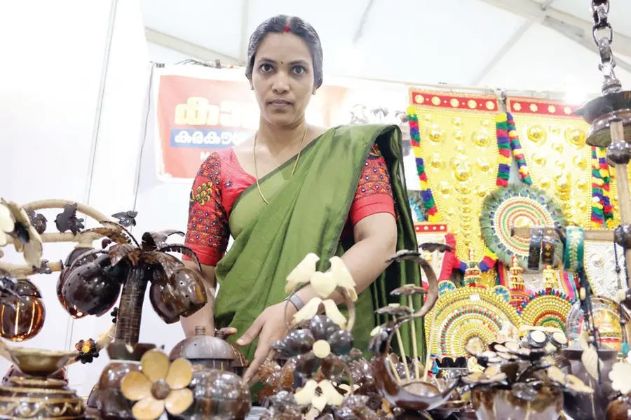 കംപ്യൂട്ടര് അധ്യാപികയുടെ കസേര കോവിഡ് തെറിപ്പിച്ചു; ചിരട്ടമിനുക്കി മഞ്ജുള കുറിച്ചു തിളങ്ങുന്ന വിജയകഥ