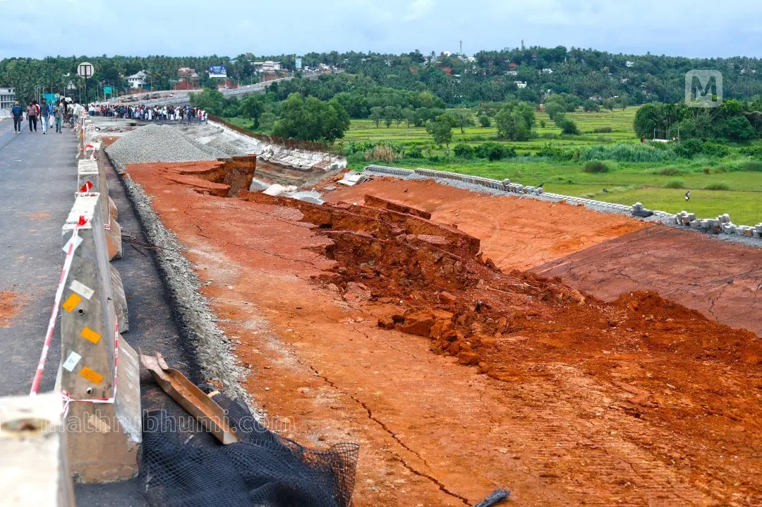 മലപ്പുറം കൂരിയാട് പണികൾ പുരോഗമിക്കുന്ന ആറുവരി ദേശീയപാതയും സർവീസ് റോഡും ഇടിഞ്ഞുണ്ടായ അപകടം. ഒരേ നിരപ്പിലുണ്ടായിരുന്ന റോഡ് ഇടിഞ്ഞുതാഴ്ന്നിരിക്കുന്നത് കാണാം | ഫോട്ടോ: അജിത് ശങ്കരൻ /മാതൃഭൂമി