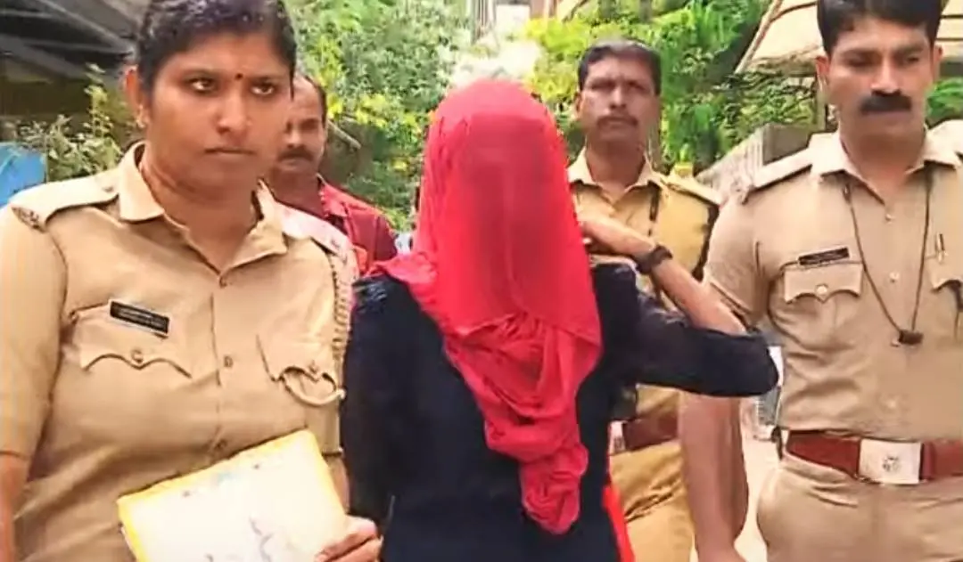 അക്ഷയ സെന്റർ ജീവനക്കാരിയെ പോലീസ് കസ്റ്റഡിയിൽ എടുത്തപ്പോൾ