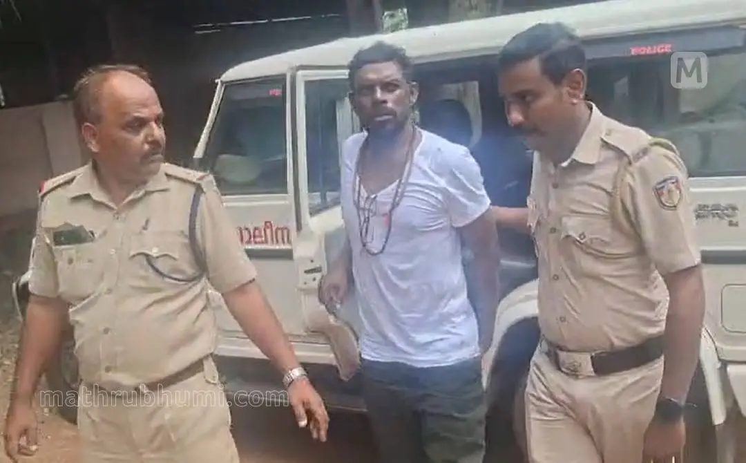 വിനായകനെ അഞ്ചാലുംമൂട് പോലീസ് കസ്റ്റഡിയിലെടുത്തപ്പോൾ | ഫോട്ടോ: അറേഞ്ച്ഡ്