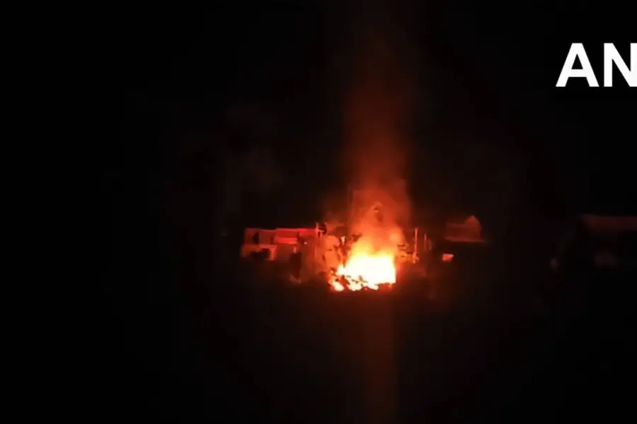 ആകാശയുദ്ധം, മിസൈല് വര്ഷം: മൂന്ന് പാക് യുദ്ധവിമാനങ്ങൾ വെടിവെച്ചിട്ടു, രണ്ട് പൈലറ്റുമാർ പിടിയിൽ
