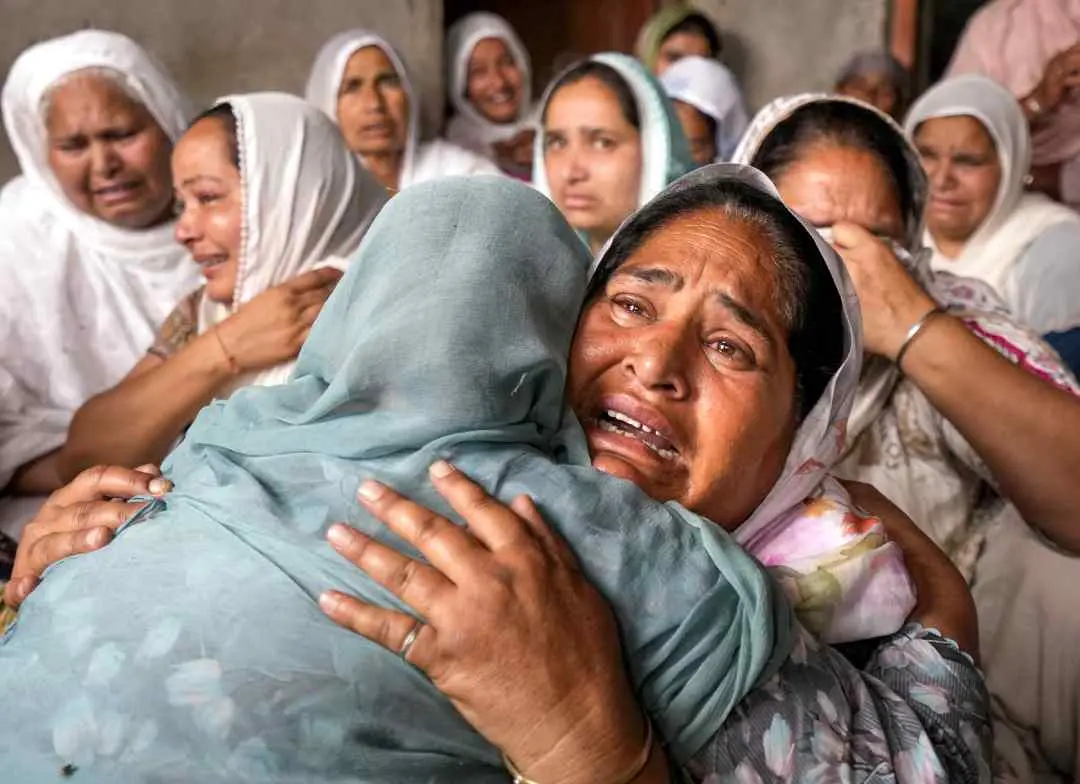 ദുരന്തത്തിനിരയായവരുടെ കുടുംബം | Photo: PTI