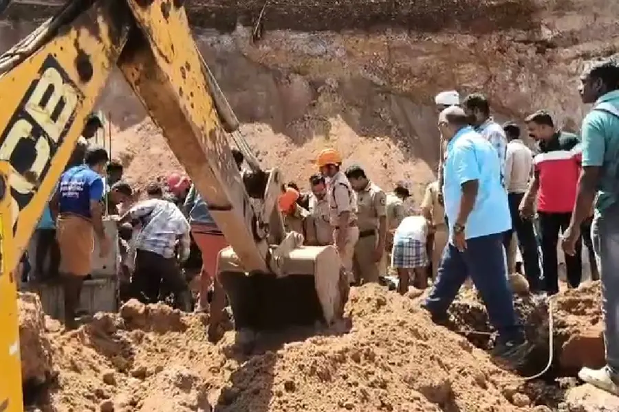 ദേശീയപാത നിർമാണത്തിനിടെ കുന്ന് ഇടിഞ്ഞു വീണു; 18 കാരന് ദാരുണാന്ത്യം