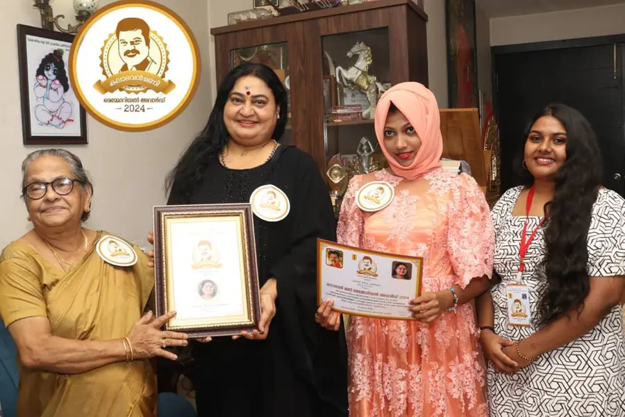 ബിന്ദു പണിക്കര്ക്ക് കലാഭവന് മണി മെമ്മോറിയല് അവാര്ഡ് സമ്മാനിച്ചു